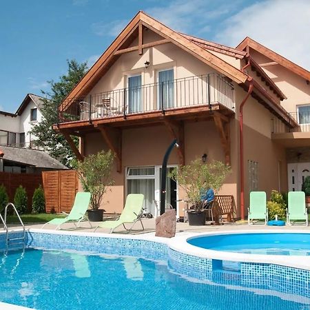 Borostyan Panzio Balatonfuered Bed & Breakfast Bagian luar foto
