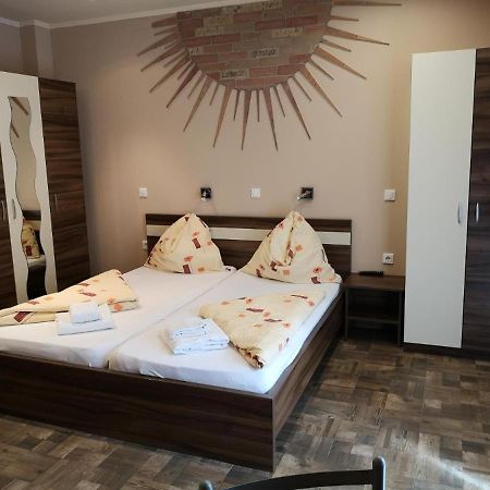 Borostyan Panzio Balatonfuered Bed & Breakfast Bagian luar foto