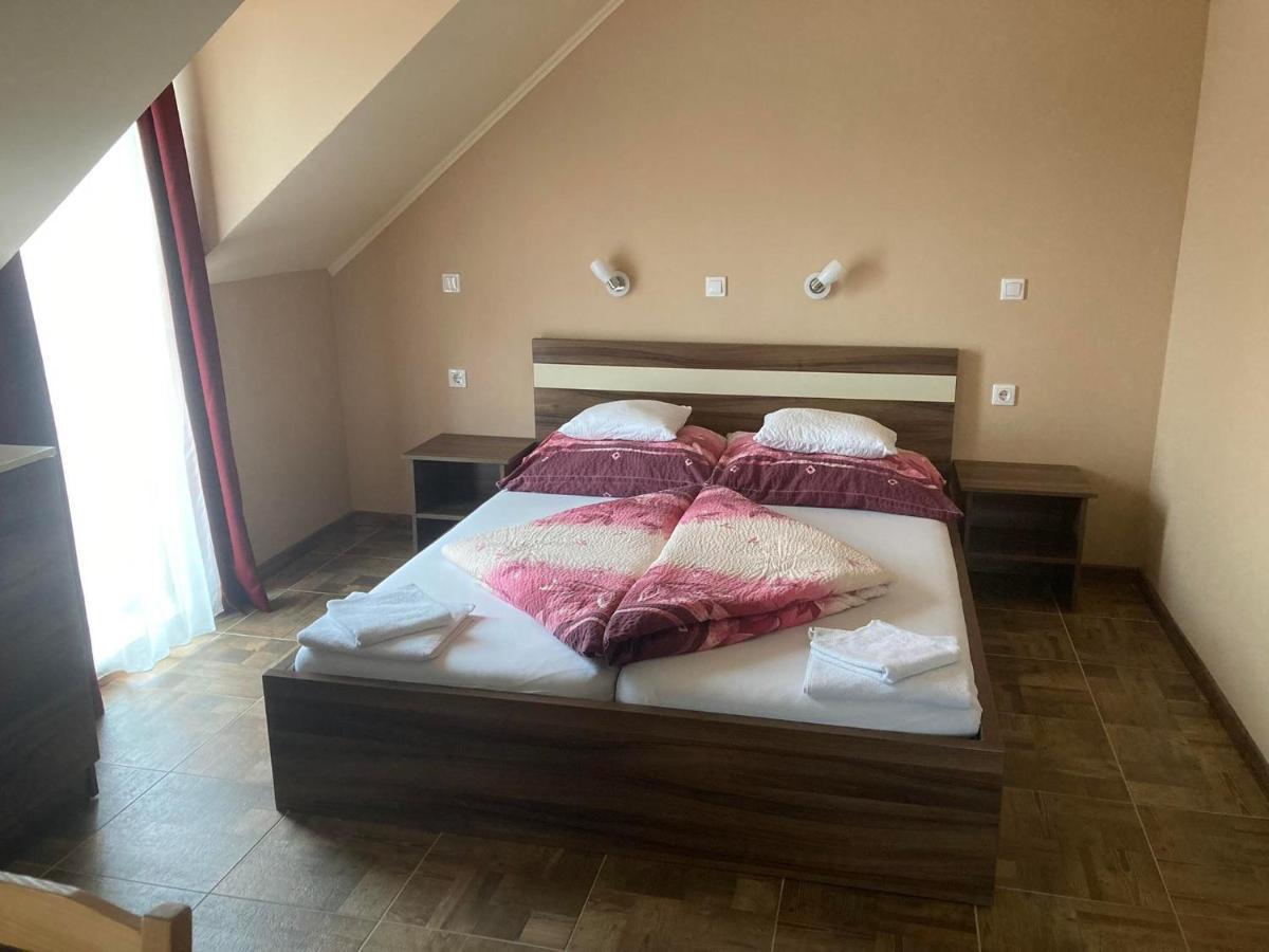 Borostyan Panzio Balatonfuered Bed & Breakfast Bagian luar foto