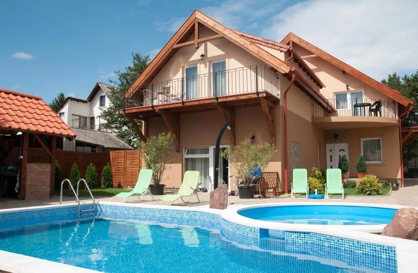 Borostyan Panzio Balatonfuered Bed & Breakfast Bagian luar foto