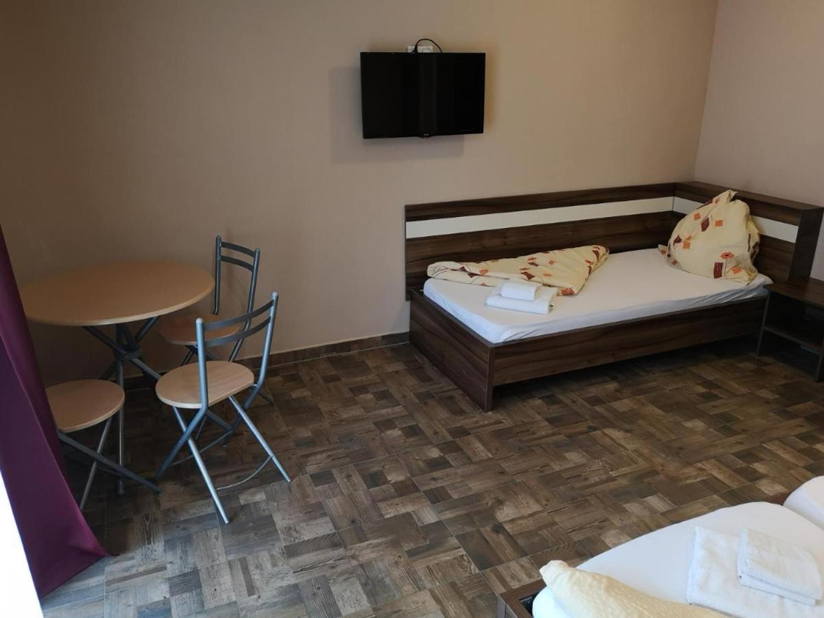 Borostyan Panzio Balatonfuered Bed & Breakfast Bagian luar foto