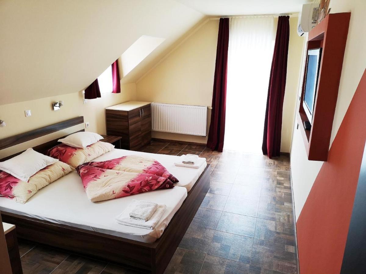 Borostyan Panzio Balatonfuered Bed & Breakfast Bagian luar foto