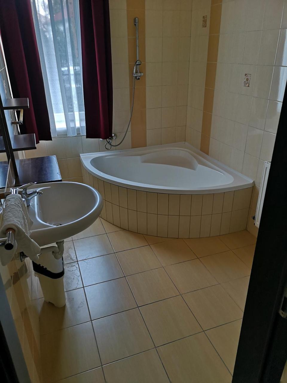 Borostyan Panzio Balatonfuered Bed & Breakfast Bagian luar foto
