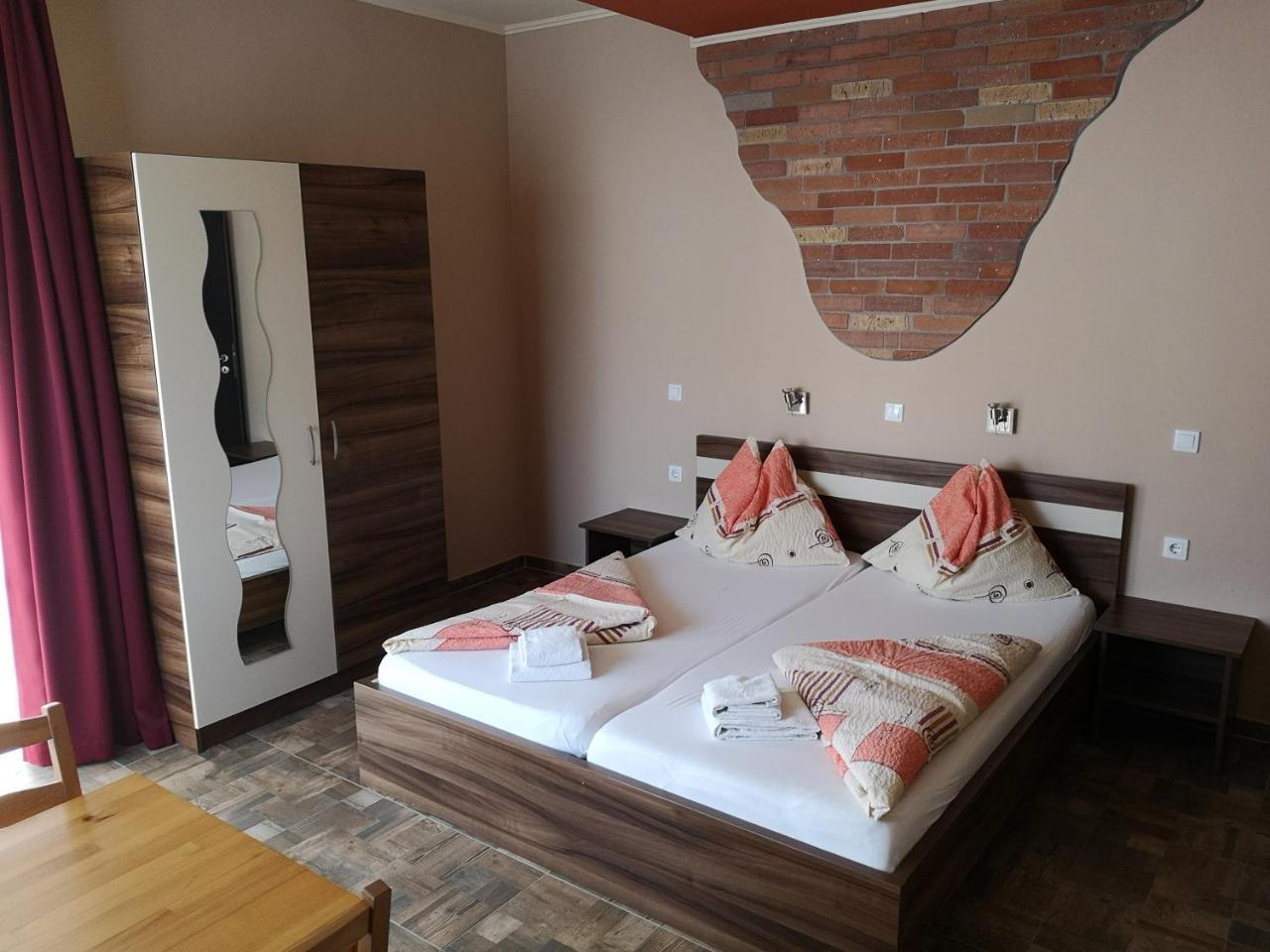 Borostyan Panzio Balatonfuered Bed & Breakfast Bagian luar foto