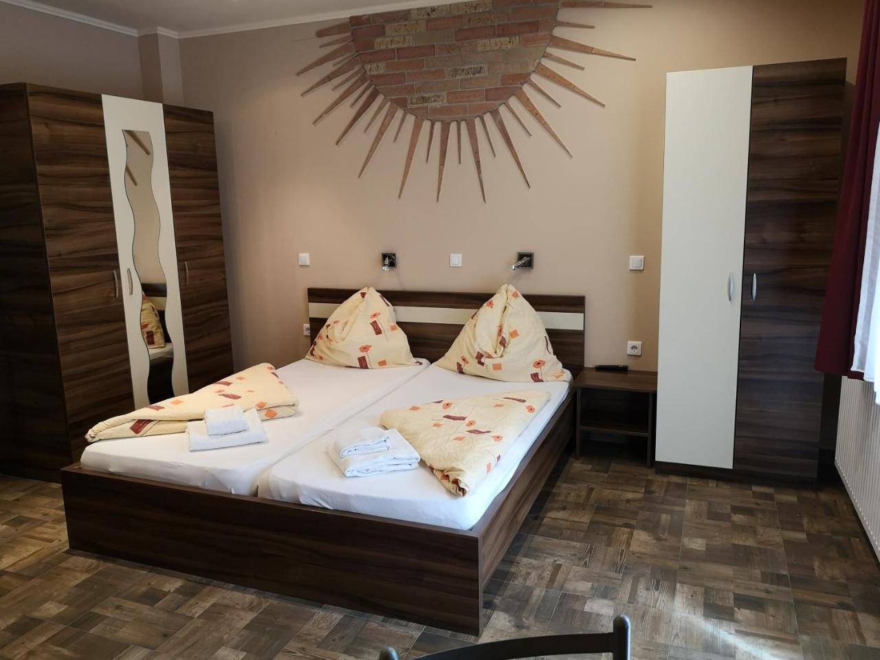 Borostyan Panzio Balatonfuered Bed & Breakfast Bagian luar foto