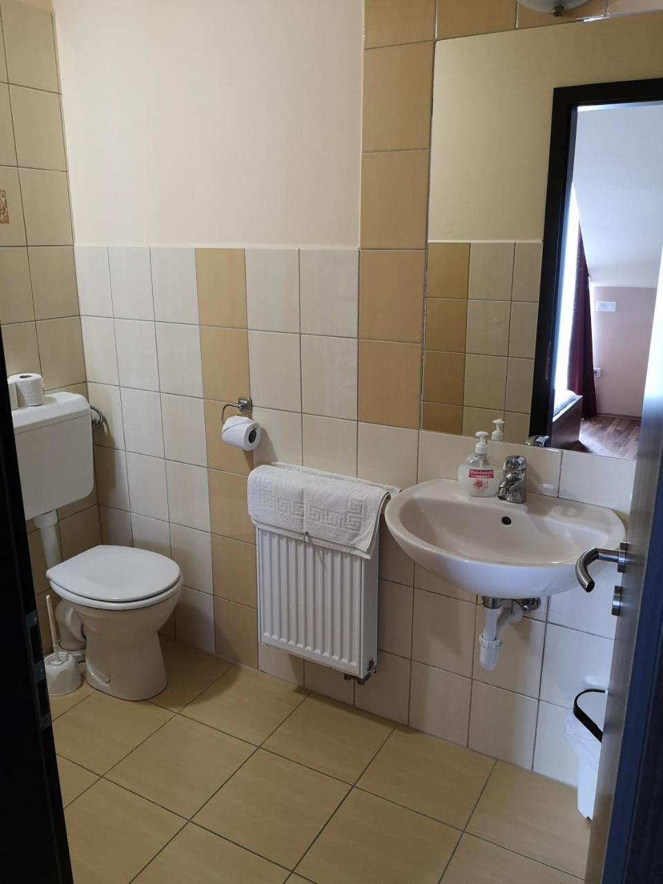 Borostyan Panzio Balatonfuered Bed & Breakfast Bagian luar foto