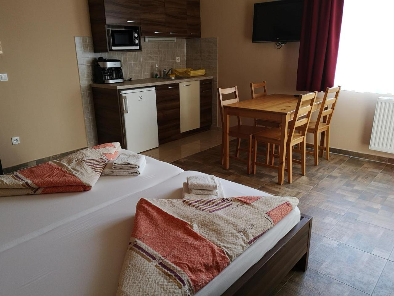 Borostyan Panzio Balatonfuered Bed & Breakfast Bagian luar foto