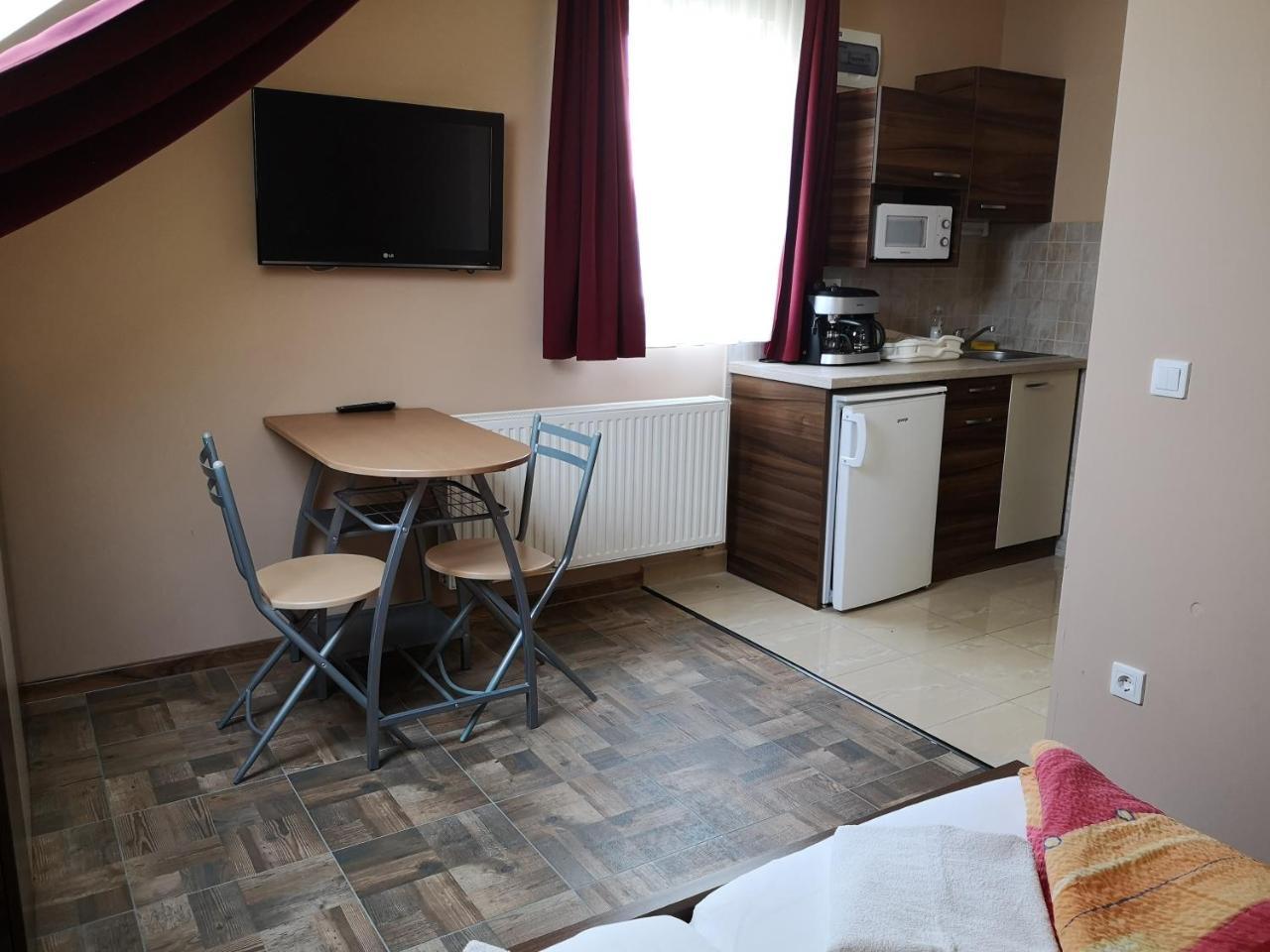 Borostyan Panzio Balatonfuered Bed & Breakfast Bagian luar foto