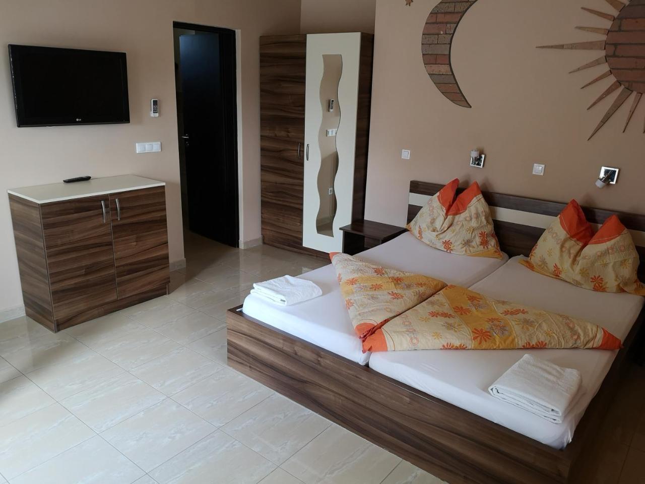 Borostyan Panzio Balatonfuered Bed & Breakfast Bagian luar foto