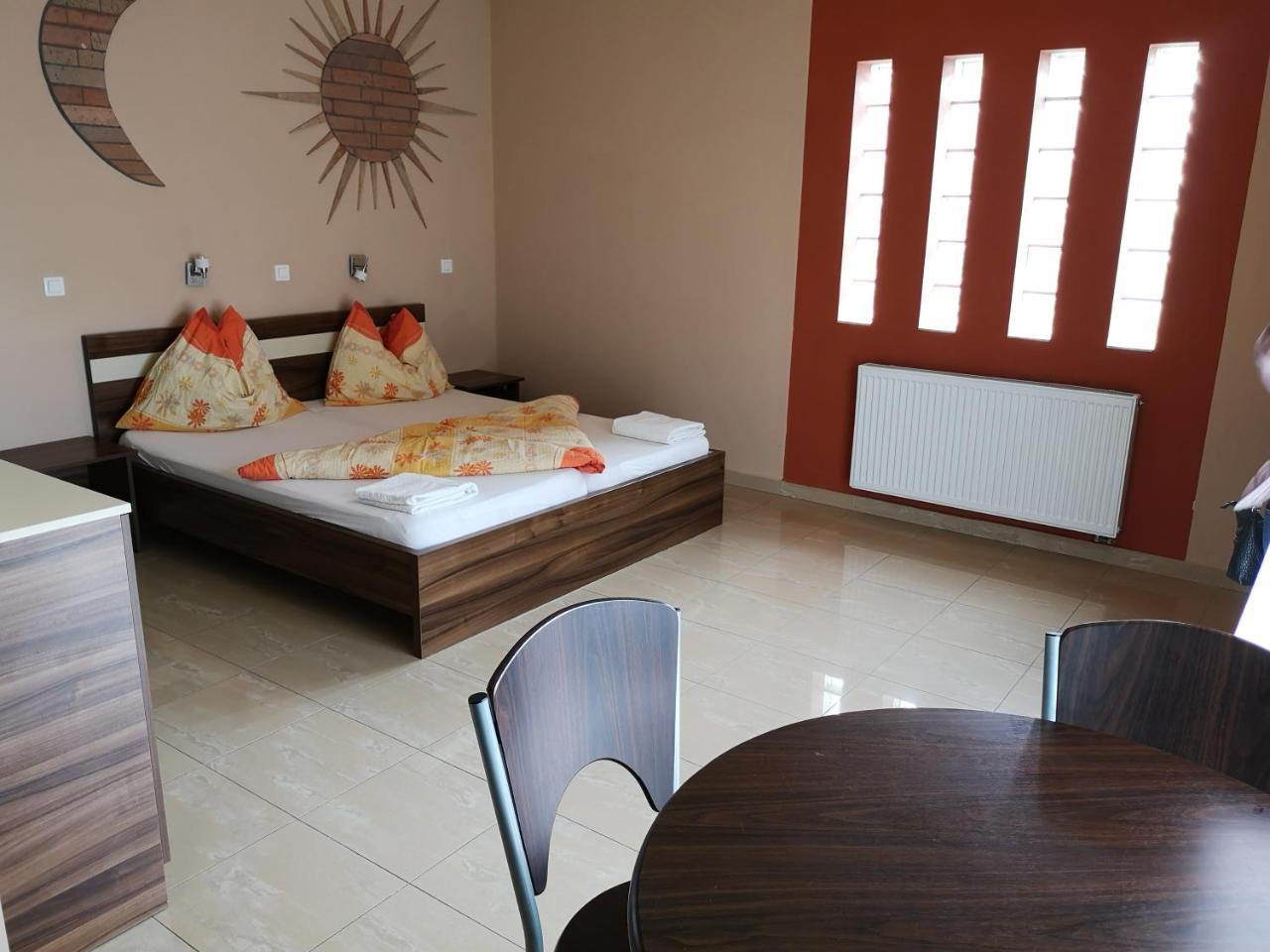 Borostyan Panzio Balatonfuered Bed & Breakfast Bagian luar foto