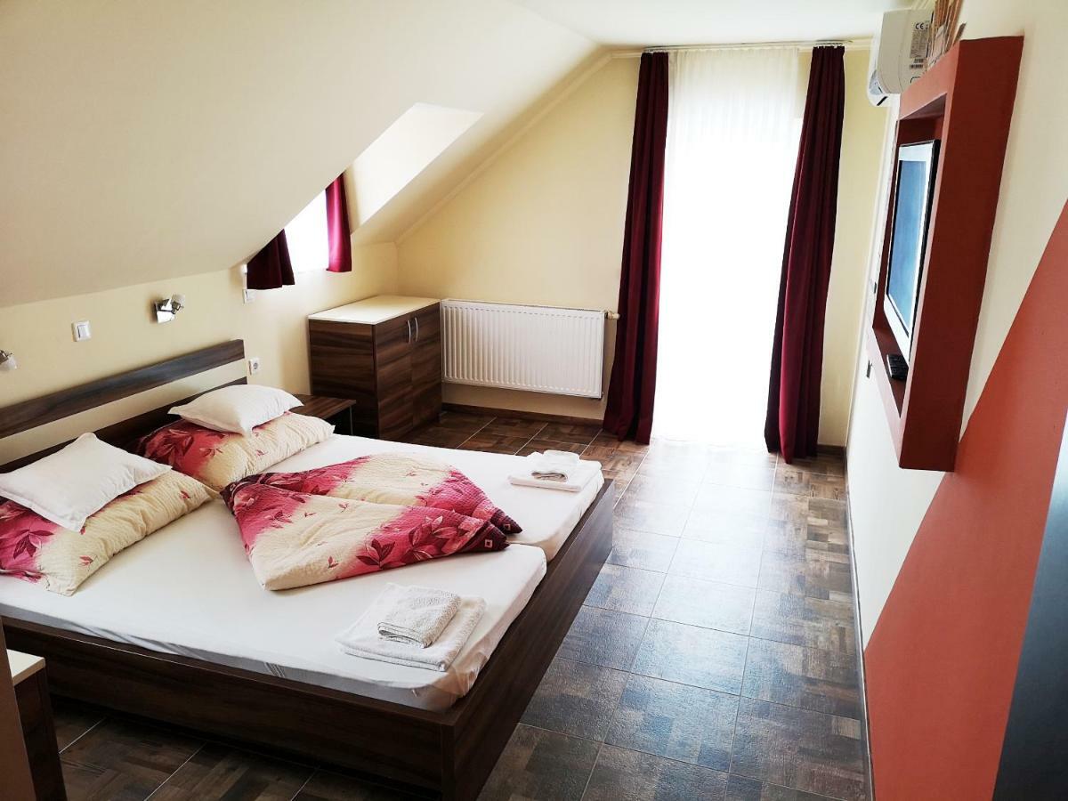 Borostyan Panzio Balatonfuered Bed & Breakfast Bagian luar foto