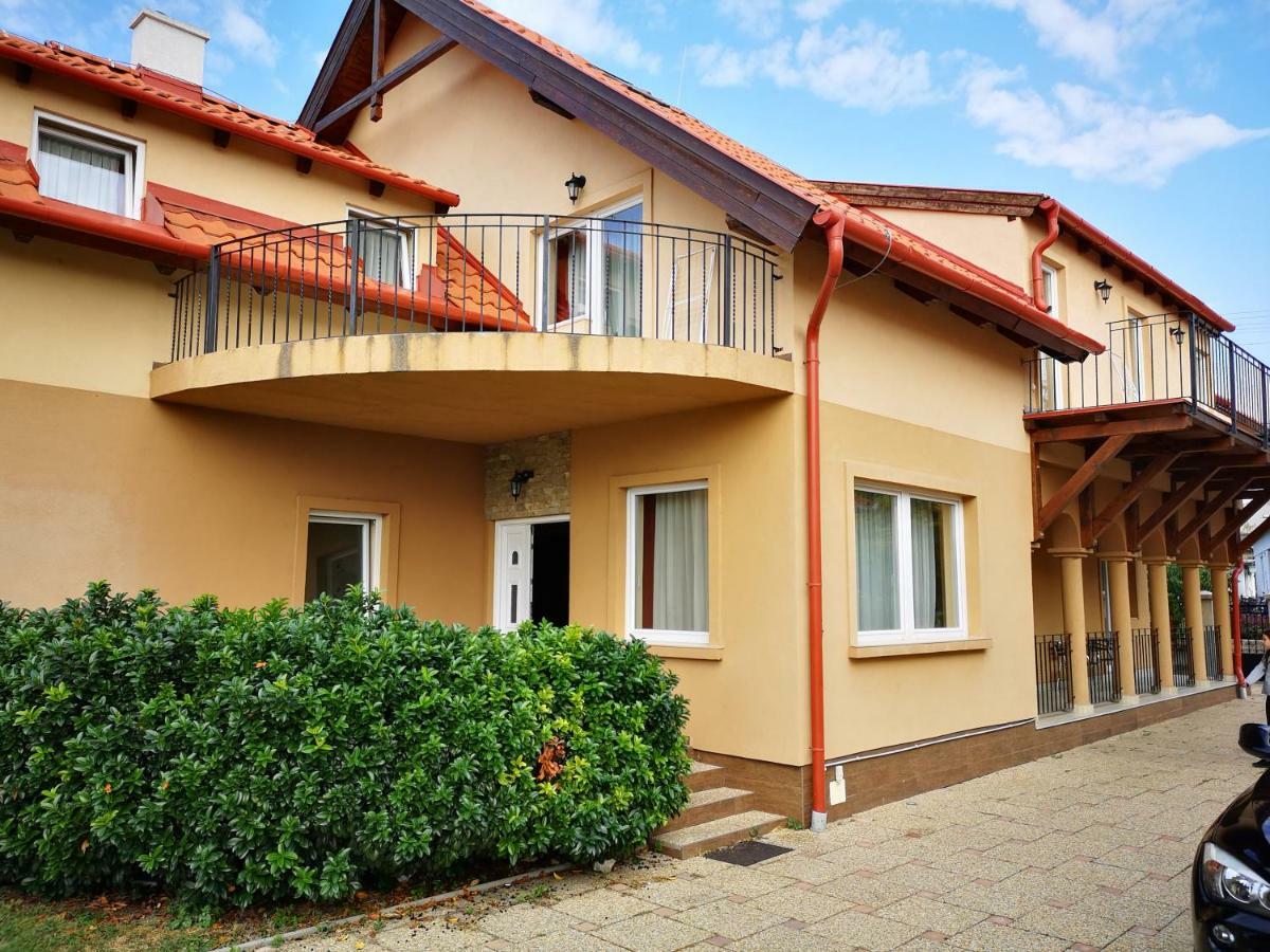 Borostyan Panzio Balatonfuered Bed & Breakfast Bagian luar foto